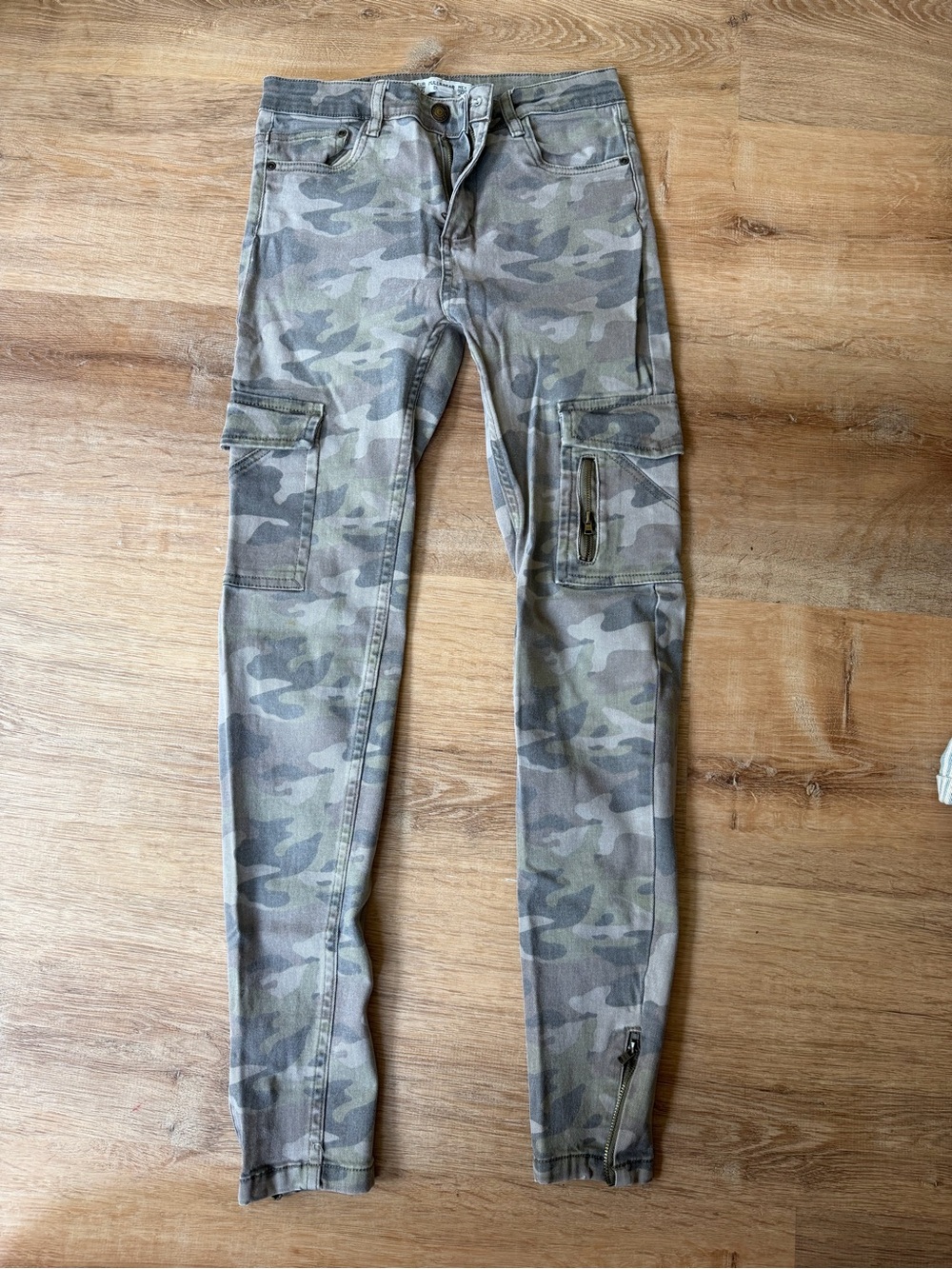 Women’s Camo Cargo Skinny Jeans - Olive Camo